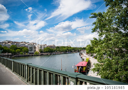 フランスパリのビルアケム橋から見るセーヌ川 フランスパリのビルアケム橋から見るセーヌ川 105181985