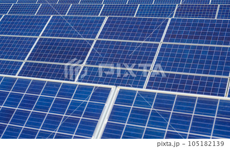 Solar panel station, Engineer installing solar panel at solar energy farm field 105182139