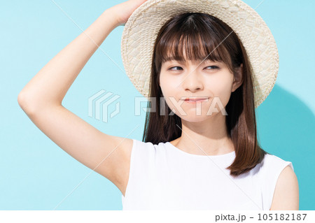 麦わら帽子の若い女性 105182187