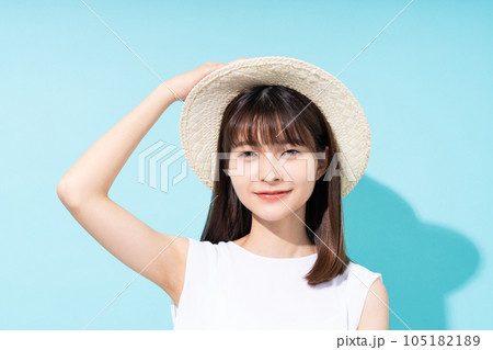 麦わら帽子の若い女性 105182189