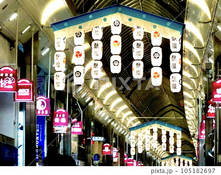 夜の寺町京極商店街アーケードで祇園祭の提灯に灯りがともる風景 京都市中京区 夜の寺町京極商店街アーケードで祇園祭の提灯に灯りがともる風景 京都市中京区 105182697