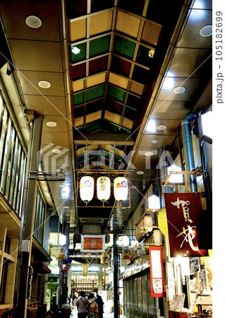 夜の錦通商店街アーケードで祇園祭の提灯に灯りがともる風景　京都市中京区 105182699