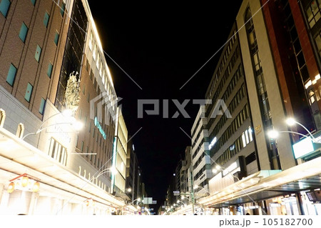 祇園祭宵山の夜、四条通の大丸百貨店前の歩行者天国が輝いている風景 京都市中京区 祇園祭宵山の夜、四条通の大丸百貨店前の歩行者天国が輝いている風景 京都市中京区 105182700