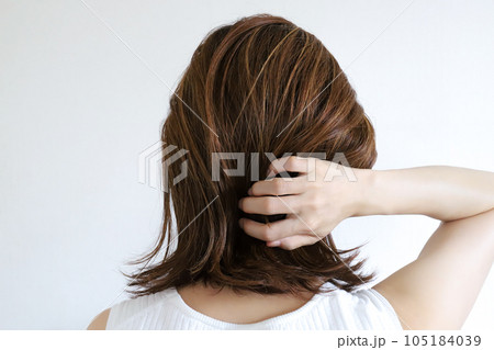 髪の毛を触る女性の後ろ姿 105184039
