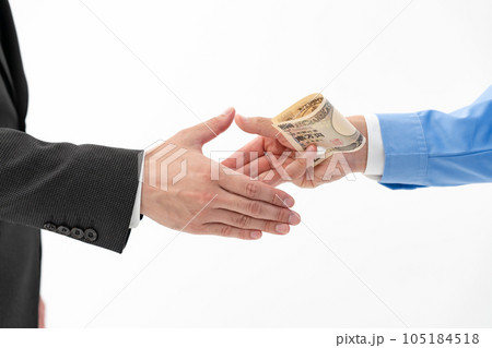 ビジネスマン　札束 105184518