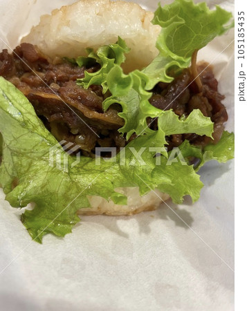 焼肉ライスバーガー もちもちご飯バンズの和洋折衷バーガー 焼肉ライスバーガー もちもちご飯バンズの和洋折衷バーガー 105185435