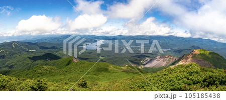 磐梯山頂から桧原湖方面を俯瞰する 105185438