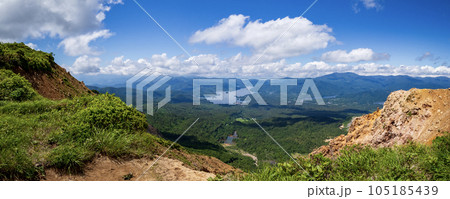 磐梯山頂から桧原湖方面を俯瞰する 105185439