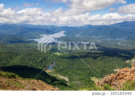 磐梯山頂から桧原湖方面を俯瞰する 105185440