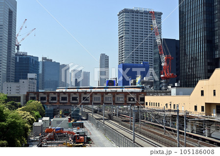 浜松町駅を付近を走行する東京モノレール 浜松町駅を付近を走行する東京モノレール 105186008