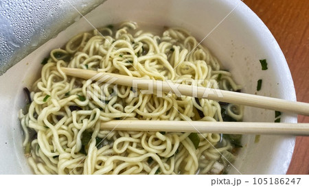 割り箸でカップラーメンを食べる 105186247