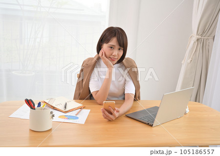 部屋でスマホの操作をする女性 105186557