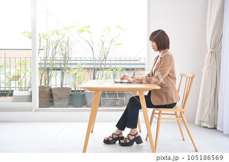 屋内の机でディスクワークをする若い女性 屋内の机でディスクワークをする若い女性 105186569