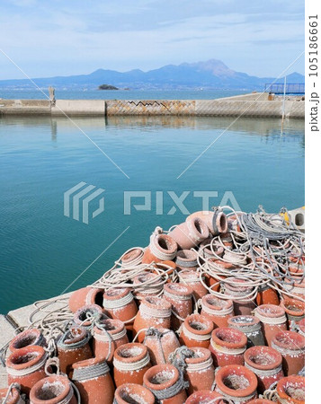 弓ヶ浜港から見える島原半島と雲仙　（熊本県上天草市） 105186661