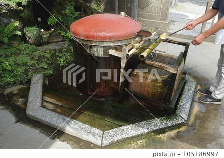 柄杓で御神水を汲む手元【柴又帝釈天・題経寺】東京都葛飾区 105186997