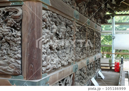ガラス張りで保護された帝釈堂の彫刻【柴又帝釈天・題経寺】東京都葛飾区 ガラス張りで保護された帝釈堂の彫刻【柴又帝釈天・題経寺】東京都葛飾区 105186999