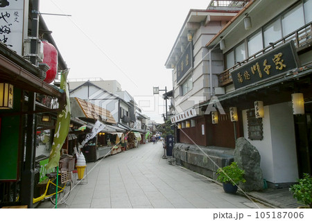 店が並ぶ柴又帝釈天の参道帝釈天／東京都葛飾区 105187006