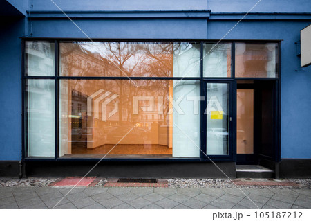 empty storefront or shop entrance - retail for rent 105187212