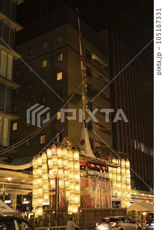 祇園祭 宵々山の夜 四条通りに浮かぶ長刀鉾1 祇園祭 宵々山の夜 四条通りに浮かぶ長刀鉾1 105187331