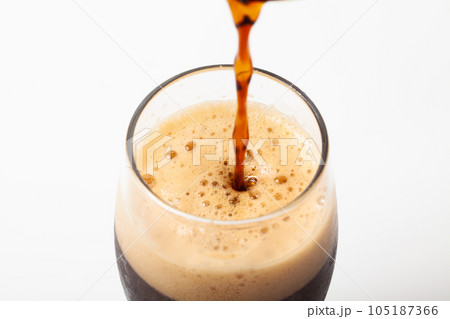 キンキンに冷えた黒ビールを注ぐ 105187366