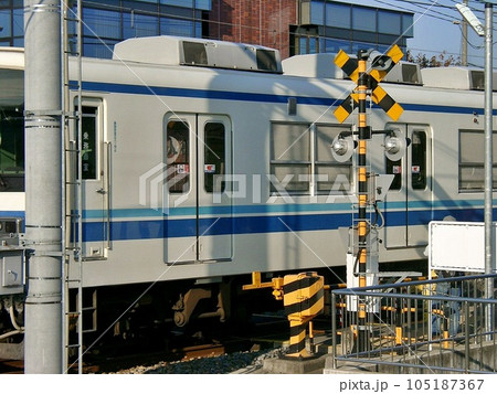 ｢東武鉄道木崎駅(2010.11)｣ 上りホームへは構内踏切を利用して線路を渡ります。850系入線 105187367