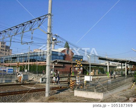 ｢東武鉄道木崎駅(2010.11)｣ ホームほぼ全景。スロープもある。隣接のサッポロビール群馬工場 105187369
