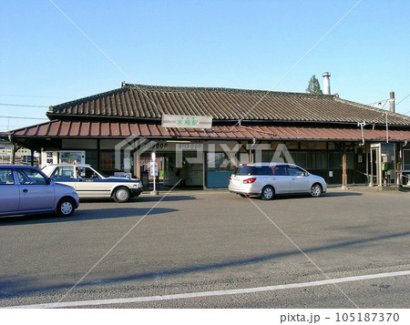 ｢東武鉄道木崎駅(2010.11)｣ 駅舎全景。チョコ色の瓦屋根が美味しそう。ロータリーも最小限で 105187370