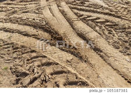 a road for vehicles without asphalt 105187381