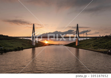 夕日が綺麗な橋の風景のイメージ 105187652