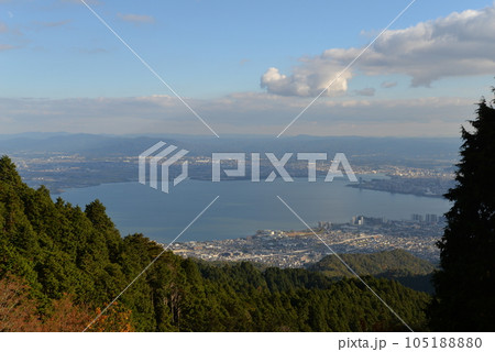 比叡山から見た琵琶湖と大津市内 105188880