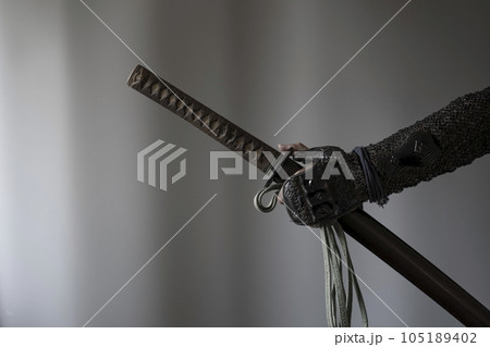 籠手を着けた侍 105189402