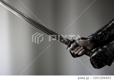 籠手を着けた侍 籠手を着けた侍 105189403