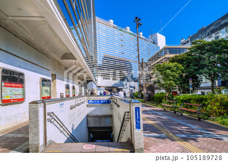 日本の横浜都市景観　防災都市…地下鉄横浜駅（約海抜1.0m）や横浜駅前の津波警報伝達システム 105189728