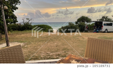 伊良部島　渡口の浜　レストラン　ブルータートルからの風景　海辺のカフェ 105189731