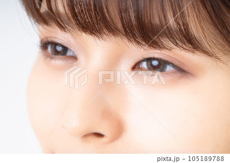 若い女性の瞳 若い女性の瞳 105189788