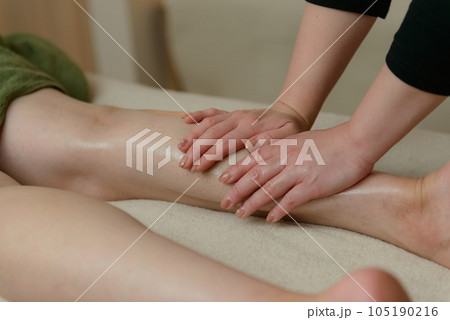 エステサロンで足のマッサージを受ける女性、ふくらはぎ揉み出し 105190216