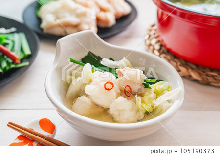 小皿に取り分けたモツ鍋 105190373