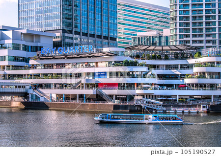 日本の横浜都市景観　横浜ベイクォーターや水上バスなどを望む 105190527