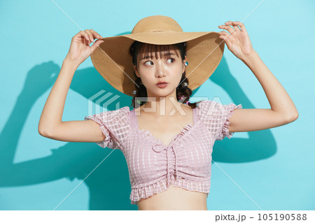 水着をきた若い女性の青背景のポートレート 水着をきた若い女性の青背景のポートレート 105190588