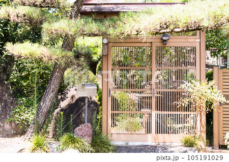 和風な格子門扉と松の木 105191029