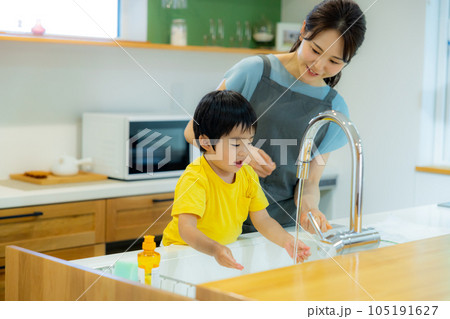 キッチンの女性　 105191627