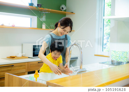 キッチンの女性　 105191628