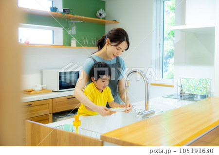 キッチンの女性　 105191630
