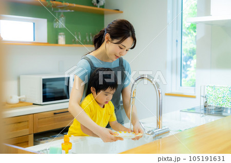 キッチンの女性　 105191631