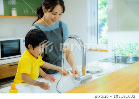キッチンの女性　 105191632