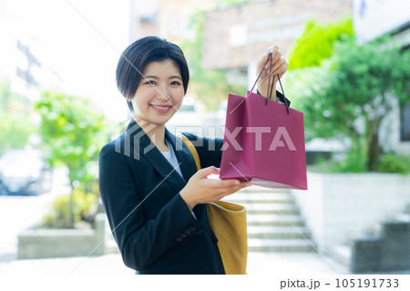 ビジネスウーマン　ショッピング　 105191733
