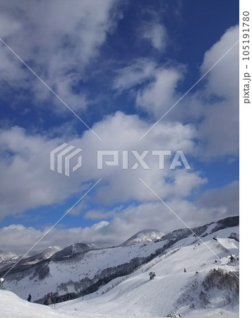 青空と雪山 青空と雪山 105191780