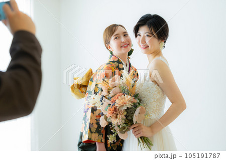 花嫁と振袖の友人イメージ 花嫁と振袖の友人イメージ 105191787