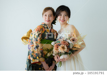 花嫁と振袖の友人イメージ 花嫁と振袖の友人イメージ 105191791