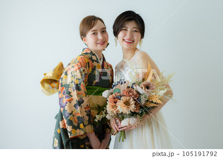花嫁と振袖の友人イメージ 花嫁と振袖の友人イメージ 105191792